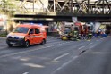 LKW blieb unter Bruecke haengen Koeln Ehrenfeld Innere Kanalstr Hornstr P169